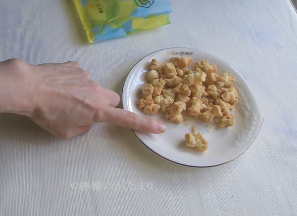 一粒のシャトレーゼ／揚げ餅（塩レモン）と人差し指で大きさを比較