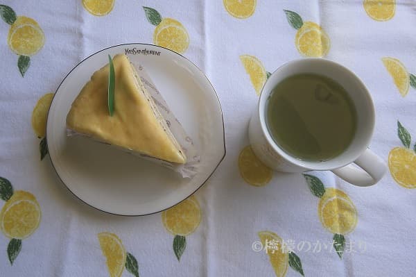 瀬戸内レモンと紅茶のクレープケーキと緑茶を並べて置いている