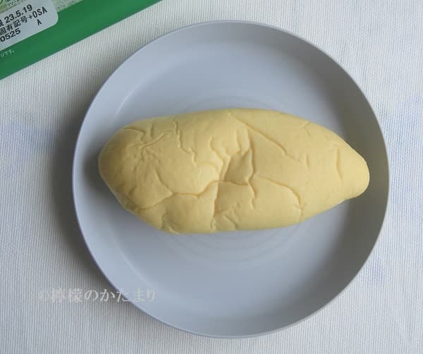 袋から出してお皿に置いている第一パン／関東・栃木レモン クリーム&ホイップ