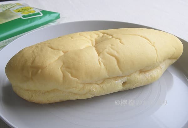 関東・栃木レモン クリーム&ホイップパンを横から移した写真