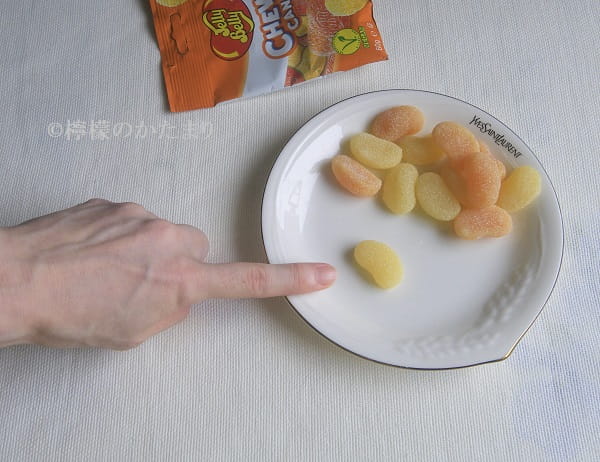 直径3㎝くらいのジェリーベリー・チューイーキャンディ一個と人差し指で大きさの比較