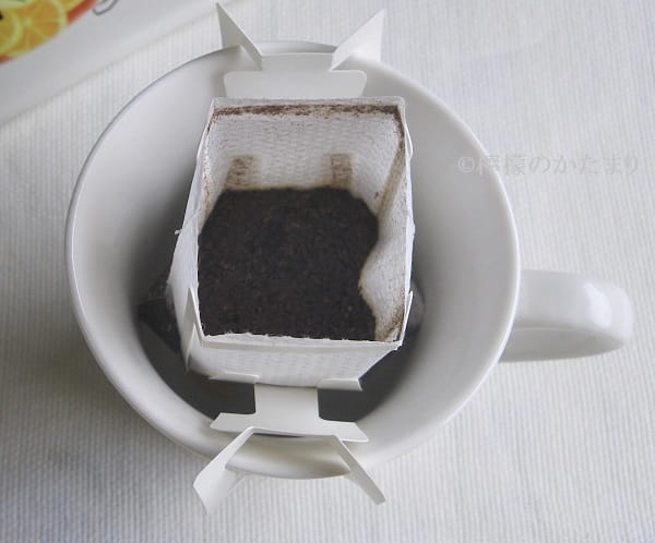 ドリップバッグにお湯を少量入れてコーヒー粉を蒸らしているところ
