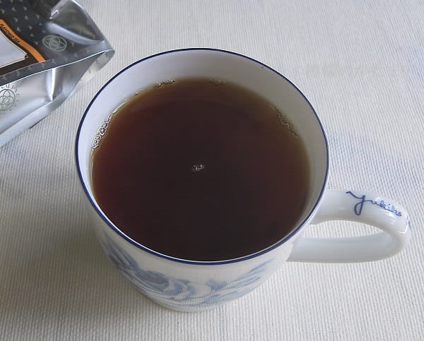 抽出したルピシア／ナツコイのお茶をマグカップに入れている