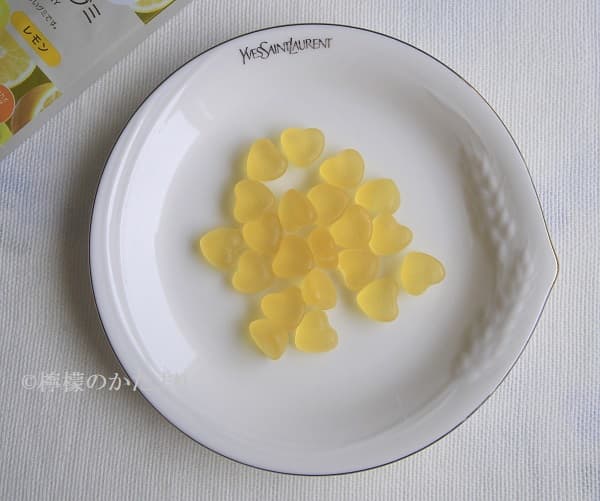 matsukiyo LAB／糖質8.4gファイバーグミ（レモン）の中身全部をお皿に盛ってる
