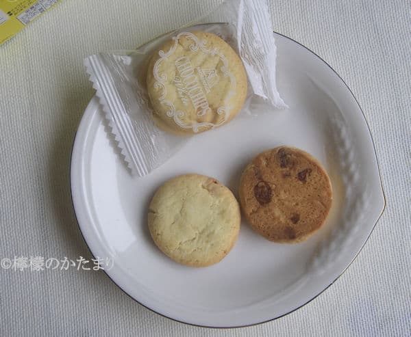 レモンホワイトチョコチップクッキーを裏と表側と二つお皿に並べている
