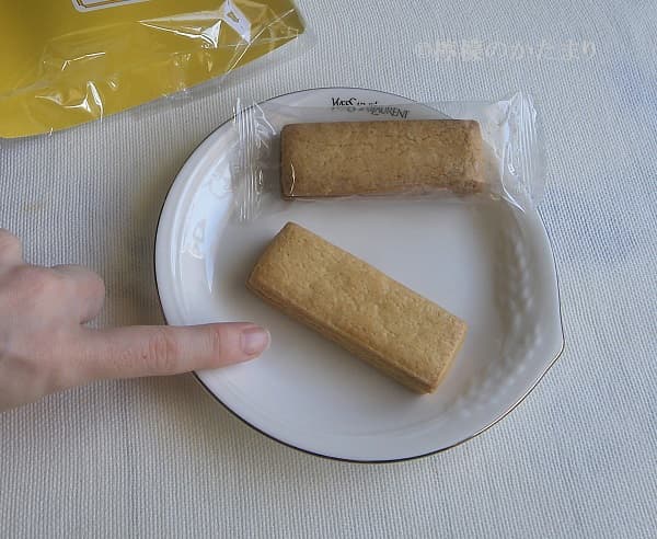 10㎝くらいの成城石井・レモンクリームサンドクッキーと人差し指で大きさ比較