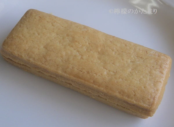 成城石井・レモンクリームサンドクッキーの表面をアップで